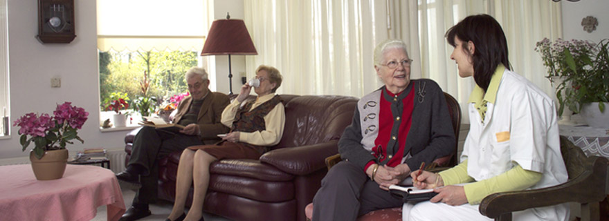 Omzorg maakt het met respijtzorg mogelijk voor mantelzorgers om tijdelijk de zorg uit handen te geven. Hierdoor heeft u de kans iets voor uzelf te doen.