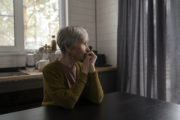 Eenzame oudere vrouw zonder sociaal netwerk