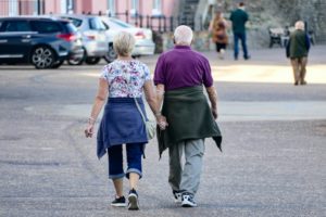 mantelzorger op pad met dementie patient.