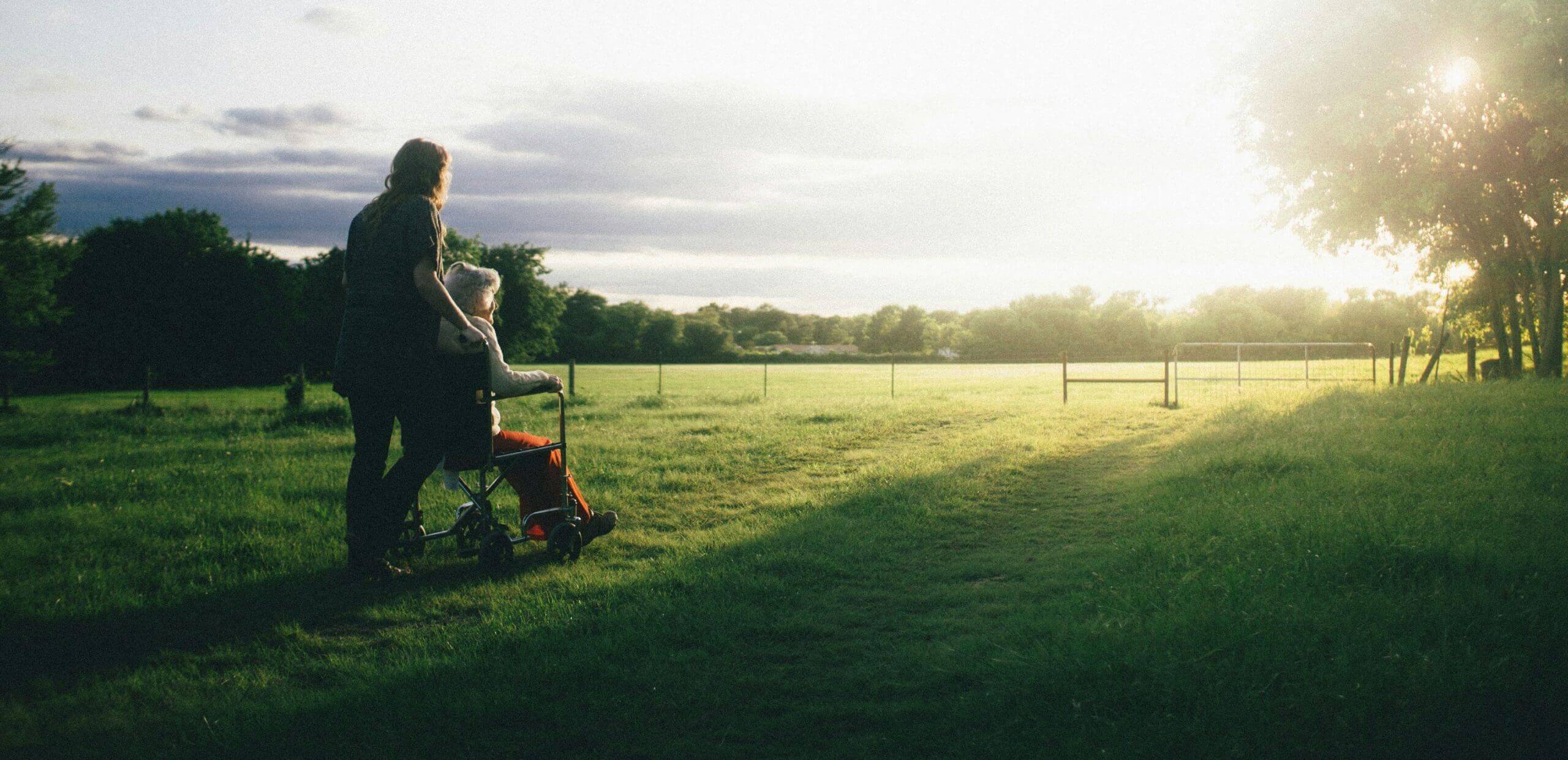 vrouw in rolstoel genieten van de natuur.